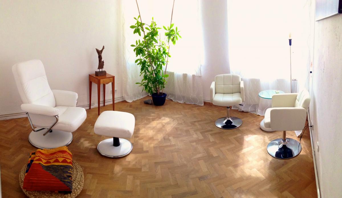 Blick in die Praxis. Hypnose Sessel Tisch und Stühle in Weiß